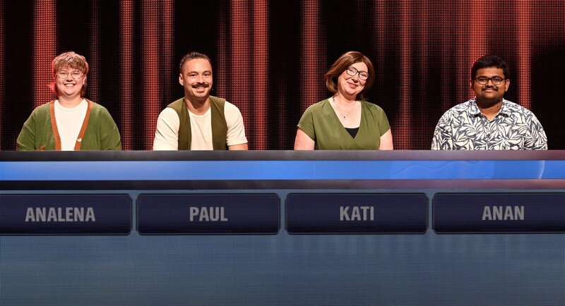ARD GEFRAGT – GEJAGT FOLGE 1051, „Alexander Bommes präsentiert beliebtes Quizformat“. Die Kandidat:innen (v.l.n.r.): Analena Kamm, Paul Dieterich, Katrin Beier, Anan Chowdhury – Bild: ARD/​Uwe Ernst
