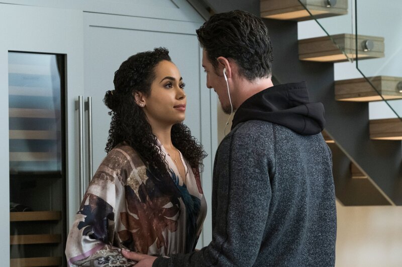 Macy Vaughn (Madeleine Mantock, l.); Julian Shea (Eric Balfour, r.) – Bild: The CW Network, LLC. /​ Katie Yu