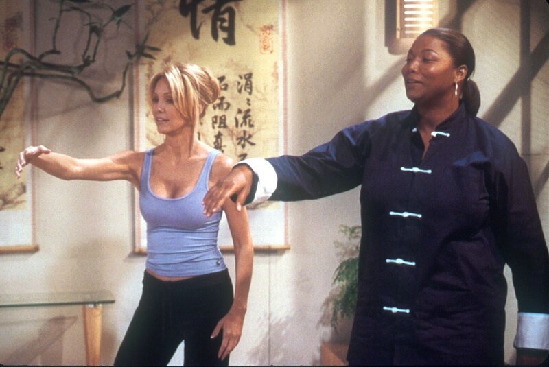 Caitlin (Heather Locklear, l.) und Robin Jones (Queen Latifah, r.), die neue Beraterin des Bürgermeisters, trainieren gemeinsam Joga. – Bild: ProSieben Media AG