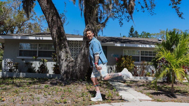 Host David Bromstad poses for a picture outside of House 1, Greenfield Marsh, as seen on My Lottery Dream Home, Season 17. – Bild: Warner Bros. Discovery