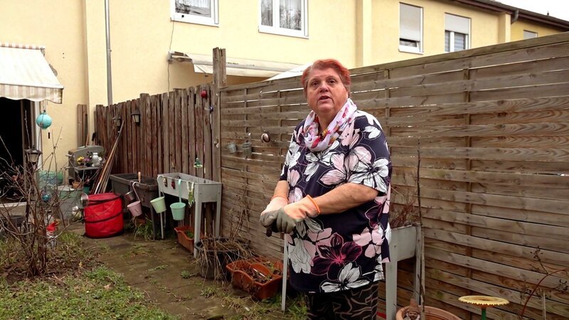Die Sanierungsarbeiten an den gelben Reihenhäusern gehen bald in die nächste Runde. Für Carmen (Foto) kein Grund zur Freude, schließlich wird sie deshalb ihren geliebten Rückzugsort an der frischen Luft eine Weile den Arbeitern überlassen müssen. – Bild: RTLZWEI