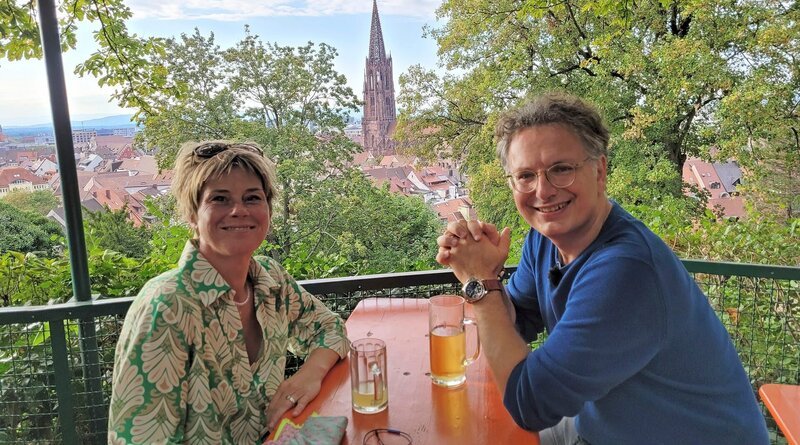 Der Stadtrundgang von Joa Magnolia und Moderator Michael Friemel endet im Biergarten auf dem Schlossberg. – Bild: 3sat