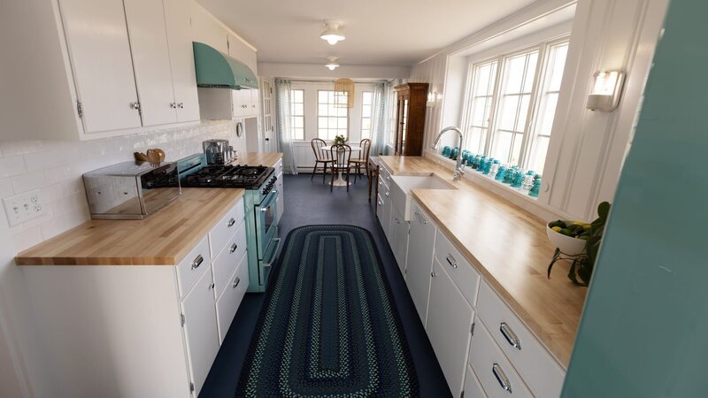 An after photo of the kitchen with the dining room nook in the background, as seen on Farmhouse Fixer, Season 3. – Bild: Warner Bros. Discovery