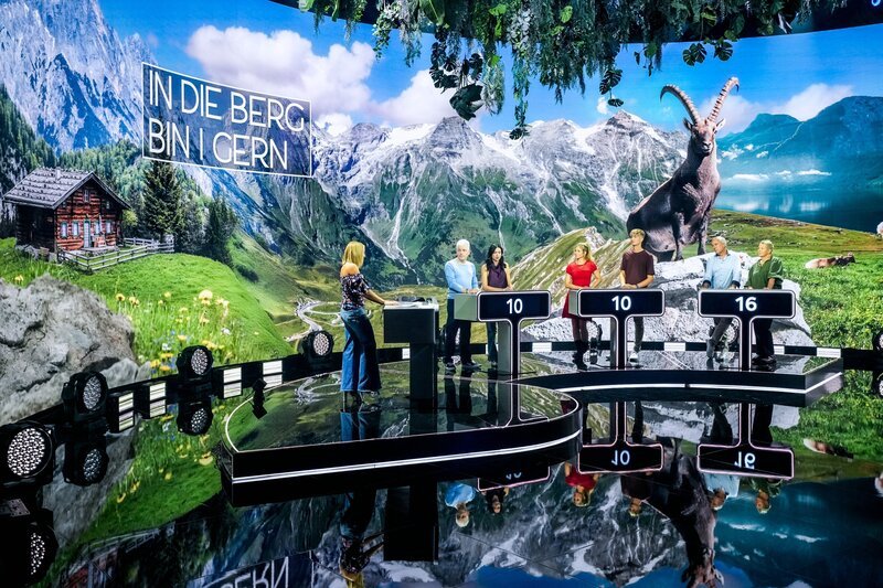 v.li.: Mirjam Weichselbraun, Michael Mittermeier, Anna Reichenpfader, Hilde Dalik, Marius Schneider, Fritz Strobl, Brigitte Treichl-Krätchmer. – Bild: ORF /​ ORF /​ Roman Zach-Kiesling