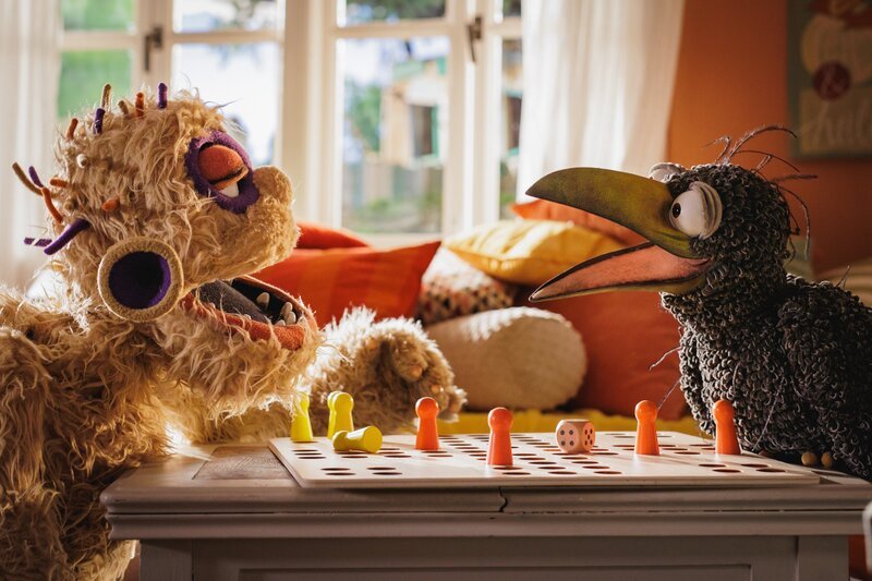 Rudi (Lennart Morgenstern) und sein Freund Monster (Hans-Jochen Menzel) geraten beim Spielen in einen fürchterlichen Streit. – Bild: ZDF/​Andrea Hansen