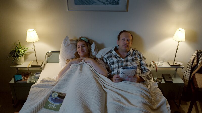 Nora (Eva Damen) und Job Kleverlaan (Rein Hofman) sind zuversichtlich, dass Lena bald wieder bei ihnen wohnen wird. – Bild: ORF/​Beta Film/​Fiction Valley/​Avrotros