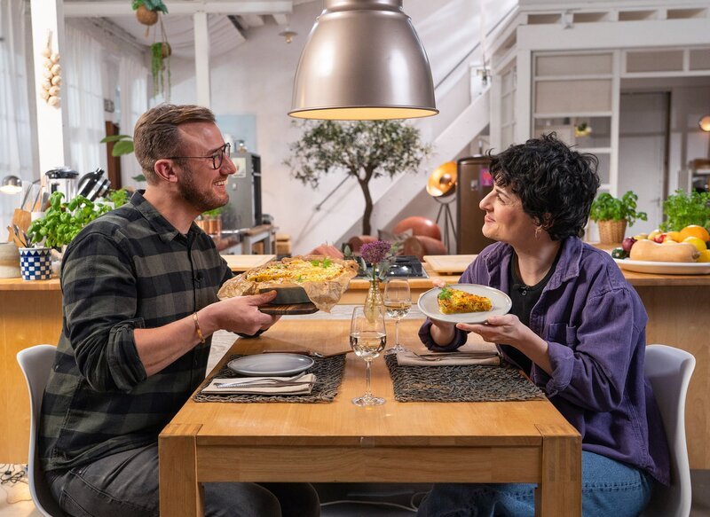 Zum Schluss vereinen sich, aus den übrig gebliebenen Zutaten, Theresa Knipschilds Konditorhandwerk mit der Spitzenkoch-Erfahrung von Sören Anders zu einer leckeren Kürbis-Apfel-Quiche mit krossem Boden und saftiger Füllung. – Bild: SWR/​2 Bild GmbH
