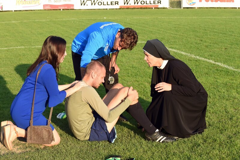 Andi liegt am Boden und kriegt keine Luft mehr (v.li.: Leslie-Vanessa Lill, Michael Glantsching, Cem-Ali Gültekin, Janina Hartwig). – Bild: ORF 2