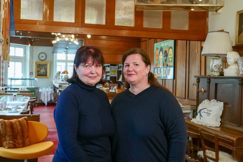 Anna und Patricia Tomek, Hotelchefinnen, Mutter und Tochter. Sie betreiben in 4. Generation das kleine Ottakringer Familienhotel Schwalbe. – Bild: ORF 2
