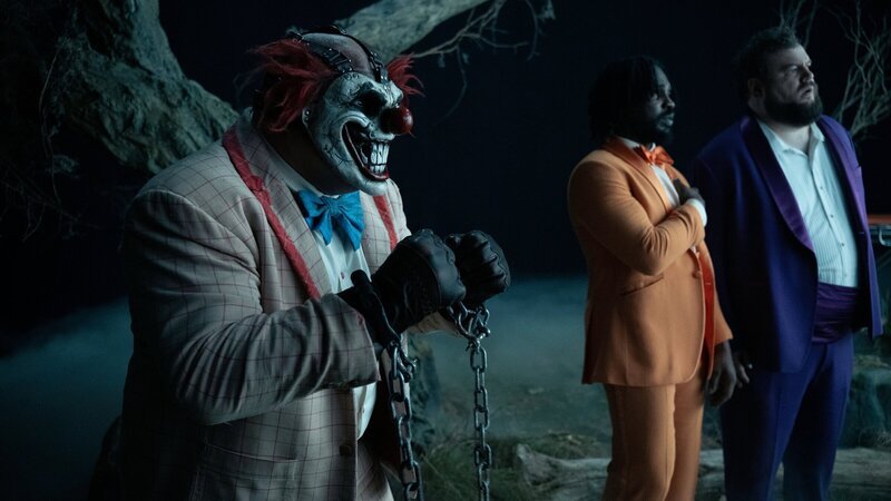 Sweet Tooth (Joe Seanoa, l.), Mike (Tahj Vaughans, M.), Stu (Mike Mitchell, r.) und Mr. Grimm (Richard de Klerk) geraten unter Verdacht, gegen die Spielregeln verstoßen zu haben. Darauf reagiert Calypso umgehend mit Konsequenzen. – Bild: ZDF