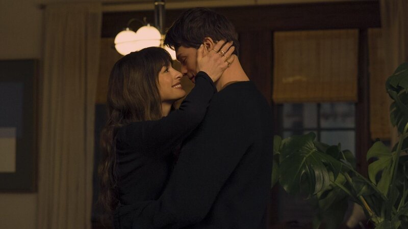Solène (Anne Hathaway, l.); Hayes (Nicholas Galitzine, r.) – Bild: TVDB