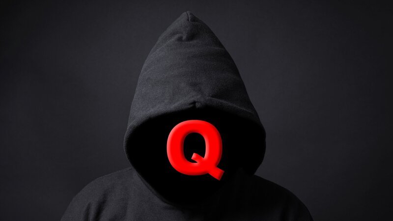 Q oder QAnon ist nur eine von vielen Verschwörungstheorien, die in den letzten Jahren von sich reden machen. Ist der Glaube an dunkle Mächte wieder auf dem Vormarsch? – Bild: ZDF