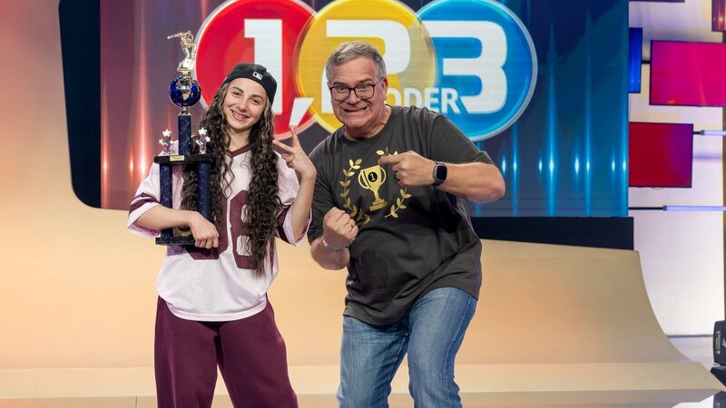 Hip Hop-Tänzerin und Weltmeisterin Aurelia zeigt Elton die richtigen Moves – Bild: ZDF