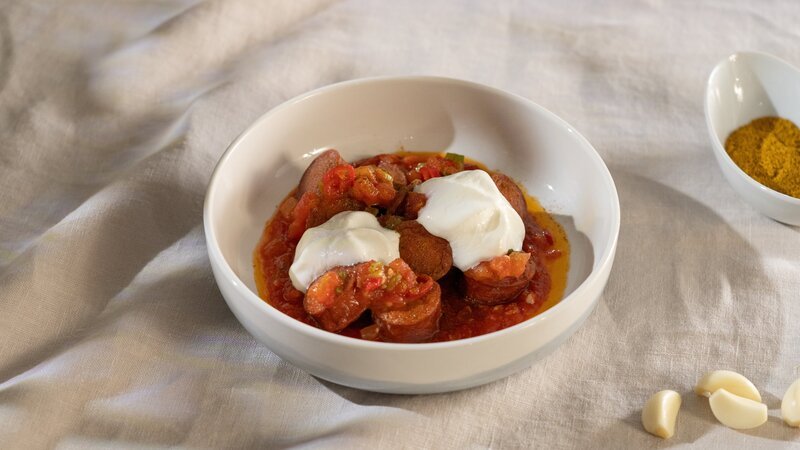 Ein Imbissklassiker auf neuem Niveau: Currywurst mit knusprig frittierten Wurstscheiben, aromatischer Currysauce, Tomaten-Chili-Chutney und Sauerrahmschaum. – Bild: WDR; 2Bild TV.Events & Media GmbH