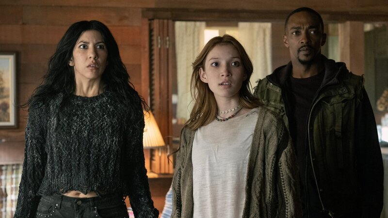 Nach dem blutrünstigen Finale flüchten Quiet (Stephanie Beatriz, l.), Mayhem (Saylor Bell Curda, M.) und John (Anthony Mackie, r.) in die Waldhütte von Johns Großvater. Dort schaffen sie sich ein ruhiges und friedliches Zuhause, doch ihr vermeintlich sicheres Leben währt nur kurze Zeit. – Bild: ZDF