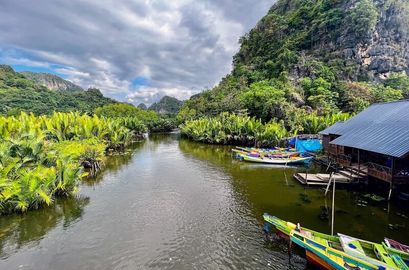 Straßen gibt es im kleinen Ort Rammang Rammang im Südwesten Sulawesis keine, alles ist über idyllische Kanäle verbunden. – Bild: Martin Schacht