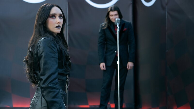 Raven (Patty Guggenheim, l.) tritt beim Wettkampf selbst an. Dabei erhofft sie sich als einzige Insiderin unter den Teilnehmenden von Calypso (Anthony Carrigan, r.) Vorteile bezüglich der Verpflegung und des Verlaufs des Wettkampfes. – Bild: ZDF