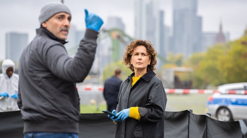 Nach einer kurzen Nacht trifft die leitende Ermittlerin Sarah Frankfurter (Marie-Lou Sellem) am Tatort ein. Rechtsmediziner Fêris Hahn (Billey Demirta?) informiert sie über den aktuellen Stand der Ermittlungen, die mehr als eine Überraschung bereithalten. – Bild: ZDF
