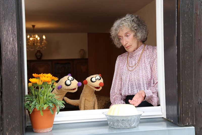 Der Pudding von Frau Sommer (Gabriele Schulze) kann sprechen – Bild: NDR/​bigSmile