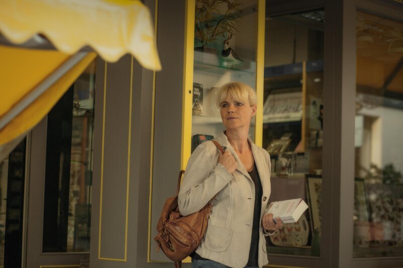 Die Romanautorin der Taunuskrimis, Nele Neuhaus, hat einen Cameo-Auftritt: Sie spielt eine Kundin vor einem Buchladen. – Bild: Hagen Keller /​ ORF /​ ZDF
