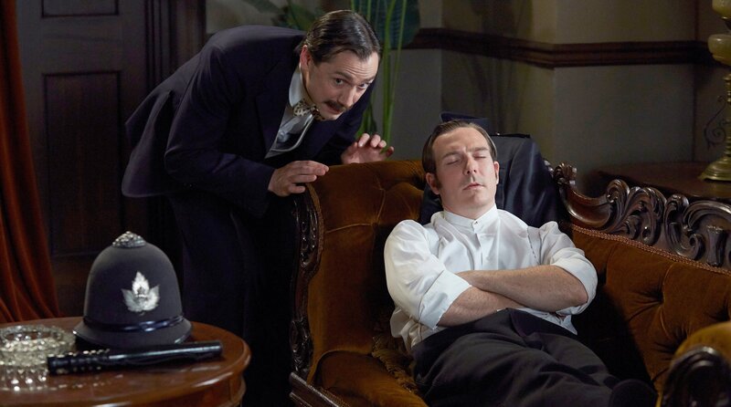 Roger Newsome (Cyrus Lane, r.) und Constable Higgins (Lachlan Murdoch, l.). – Bild: WDR/​Shaftesbury/​ITV Studios
