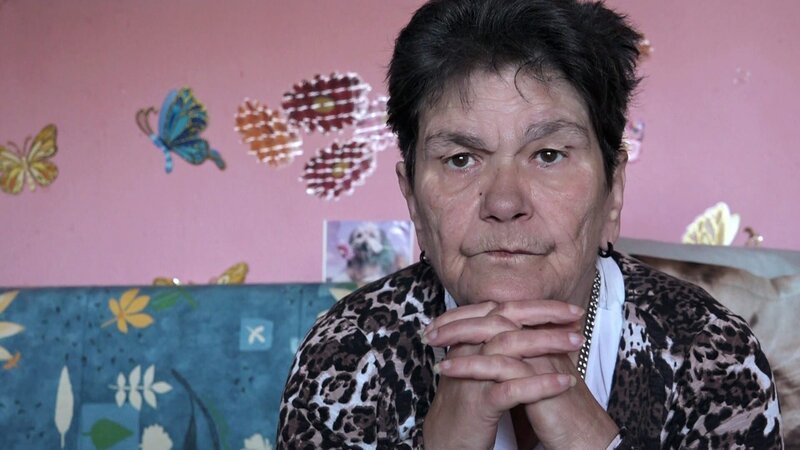 Nach 13 Jahren will Regina weg aus dem Blockmacherring – der Rentnerin wird es zu gefährlich. – Bild: RTLZWEI