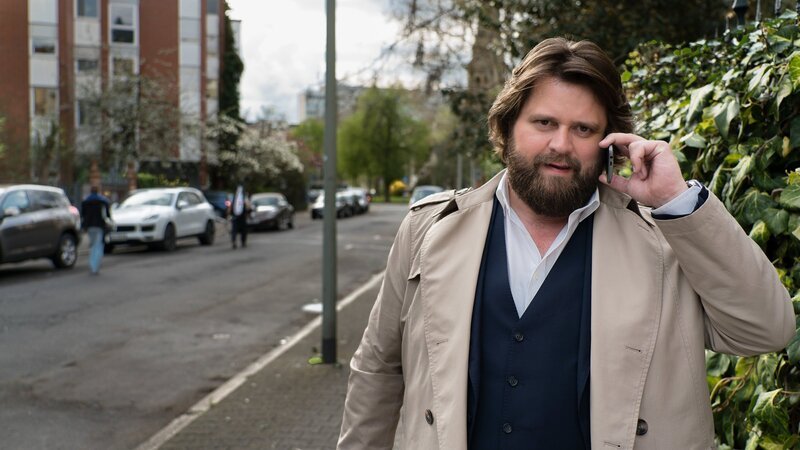 Benni Hornberg (Antoine Monot, Jr.) informiert sich über den aktuellen Ermittlungsstand. – Bild: ZDF