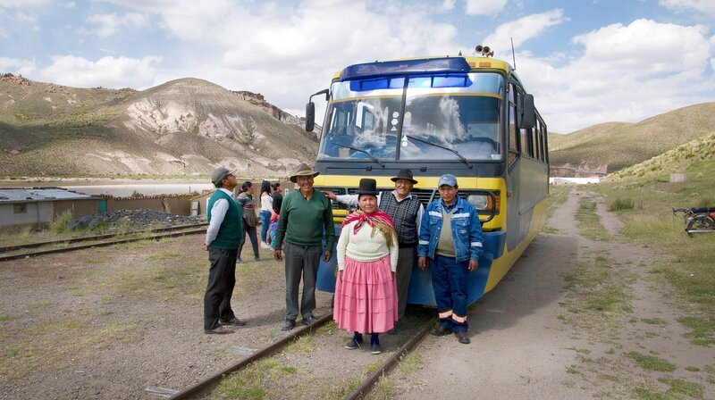 Ein umgebauter Reisebus auf Schienen ist die einzige Verbindung von La Paz in die Bergdörfer bei Charaña, Boliviens Grenzregion zu Chile. – Bild: NDR/​dmfilm/​Manfred Uhlig