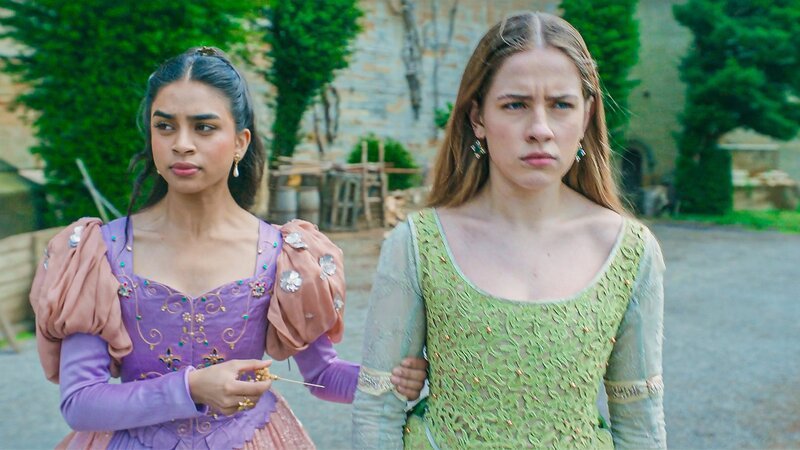 Grace (Evie Coles, r.) begibt sich in große Gefahr, als sie Sarah (Twinkle Jaiswal, l.) zur Rede stellt. – Bild: ZDF/​Cottonwood Media – Coolabi Productions Ltd/​ZDF Studios