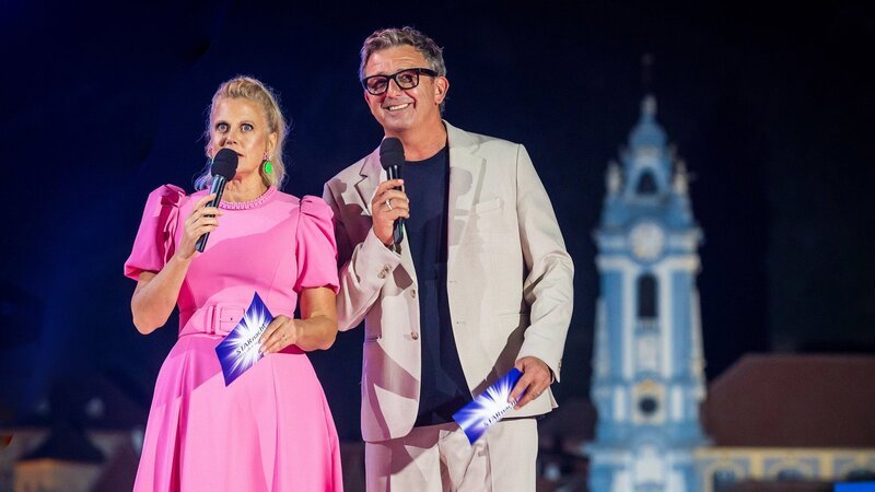 Barbara Schöneberger und Hans Sigl. – Bild: SRG SSR/​ORF/​ip|media/​Peter Krivograd