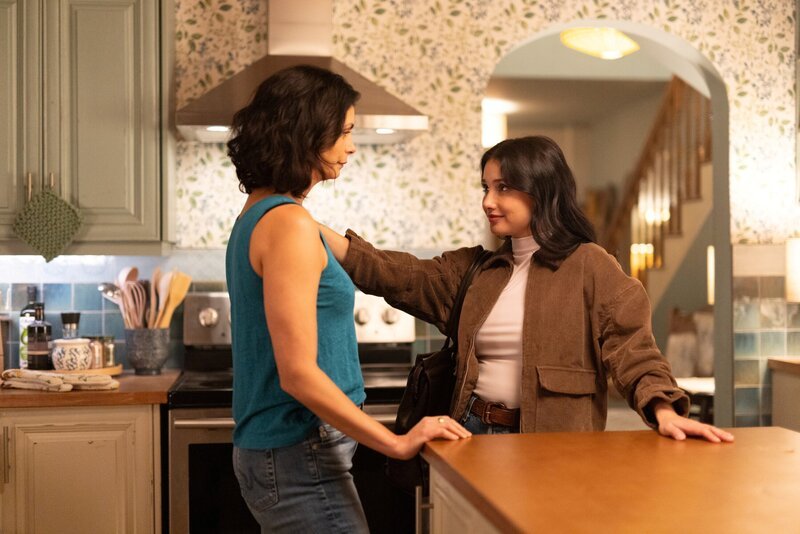 „The Hunting Party“ – Sheriff Mickey Fox investigates a fatal shooting that appears to be a tragic accident during a lavish Fraley family boar hunt, setting off a chain of events with far-reaching consequences for Edgewater. Pictured: Morena Baccarin as Sheriff Mickey Fox and Amanda Arcuri as Skye Fraley. – Bild: Darren Goldstein/​CBS/​Paramount