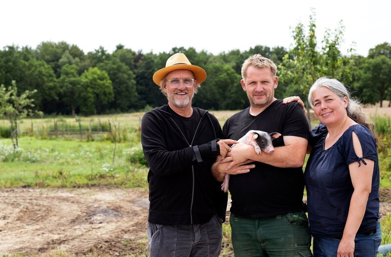 Frank Buchholz (l.) ist zum nahegelegenen Biohof Sonnenschein geradelt. Nadja (r.) und Hermann Poppen haben es sich zur Aufgabe gemacht, Schweinen ein glückliches Leben zu ermöglichen. – Bild: WDR/​Melanie Grande