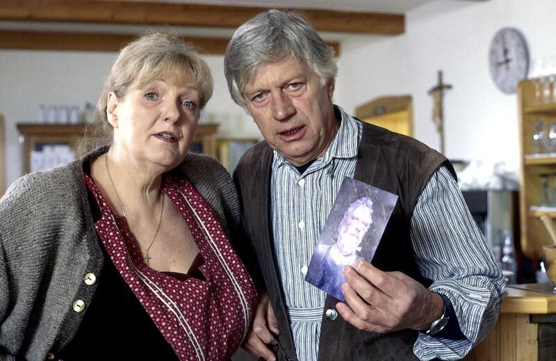 Die Wirtsleute Fanny und Bernie Frey (Renate Muhri, Henner Quest) können sich genau an den Toten und seinen Begleiter erinnern. – Bild: ORF/​ZDF/​Christian A. Rie
