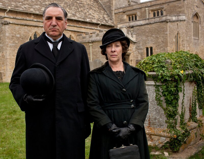 Auch das Personal, hier Butler Carson und Hausdame Mrs Hughes bei der Beerdigung jener Frau, die Herrin auf Downton Abbey hätte werden können. – Bild: TVP