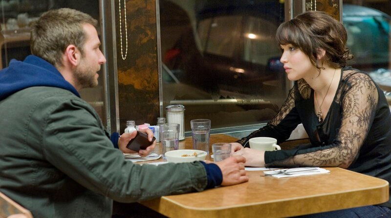 rbb Fernsehen SILVER LININGS, Spielfilm USA 2012, am Donnerstag (15.10.26) um 20:15 Uhr. Tiffany (Jennifer Lawrence) und Pat (Bradley Cooper) bei einem Date im Diner. Lizenzzeit bis 30.11.2026 – Bild: rbb/THE WEINSTEIN COMPANY rbb Fernsehen SILVER LININGS, Spielfilm USA 2012, am Donnerstag (15.10.26) um 20:15 Uhr. Tiffany (Jennifer Lawrence) und Pat (Bradley Cooper) bei einem Date im Diner. Lizenzzeit bis 30.11.2026 – Bild: rbb/THE WEINSTEIN COMPANY