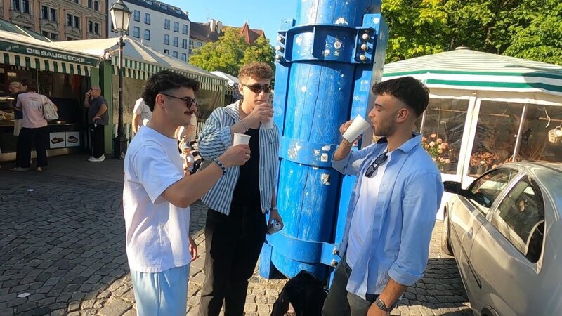 Konfliktthema ist der große Besucherandrang: Der Markt wird immer mehr zur Partylocation. – Bild: RTL /​ BurdaStudios /​ Hotspot Viktualienmarkt – Münchens Herz zwischen Traditionspflege und Partytrubel