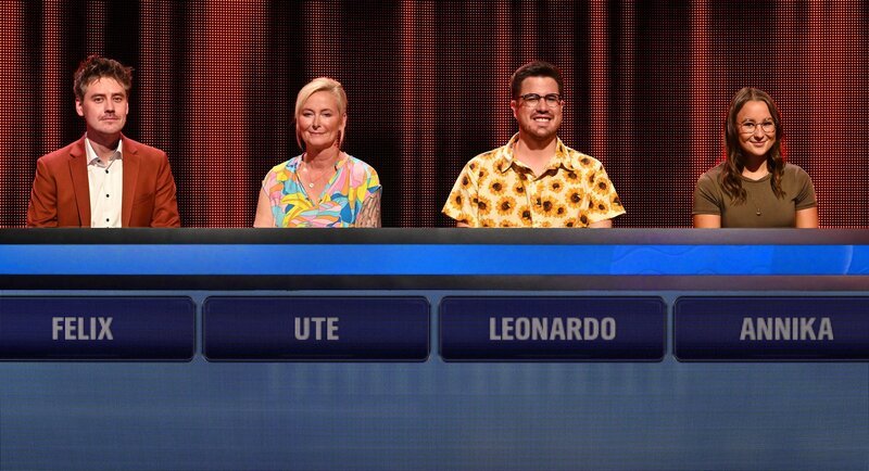 ARD GEFRAGT – GEJAGT FOLGE 1055: Alexander Bommes präsentiert beliebtes Quizformat. Die Kandidat:innen (v.l.n.r.): Felix Ahmed-Lompe, Ute Buss, Leonardo Beule-Faura, Annika Mutzbauer – Bild: ARD/​Uwe Ernst