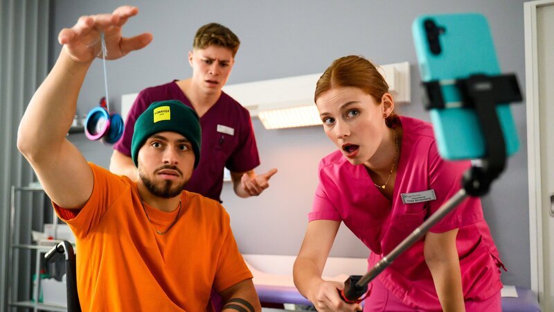 Amirs (Angelo Alabiso, l.) Jo-Jo-Challenge sorgt für Wirbel bei Frida (Johanna Hens, r.) und Ivo (Oscar Nadermann, M.). – Bild: ZDF