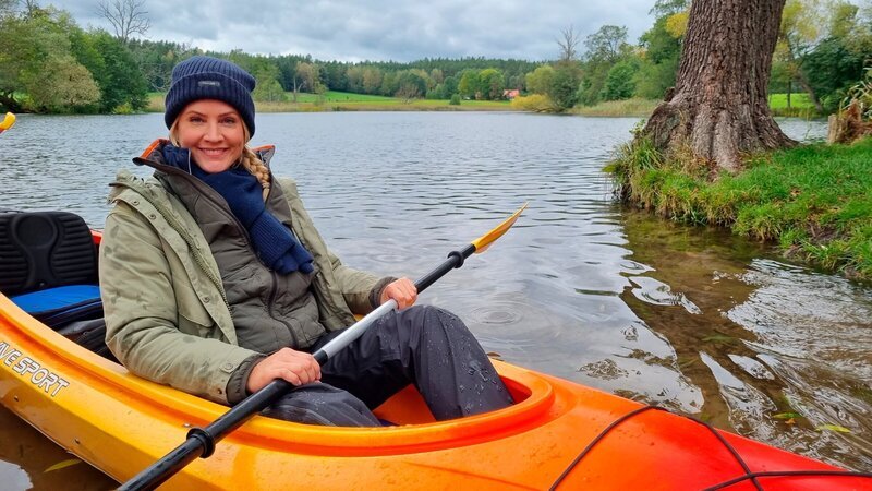 Judith Rakers startet ihre Reise im Süden der Masuren mit einer Kajak-Tour auf dem bekanntesten Wasserweg – der Krutynia. – Bild: 3sat