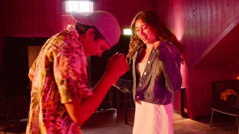 Lucas Wendelbo Perez (Leo), Sofia Haug Khoury (Lea). – Bild: ORF/​Beta Film/​NRK/​Annicken Aasheim/​Alvilde Naterstad