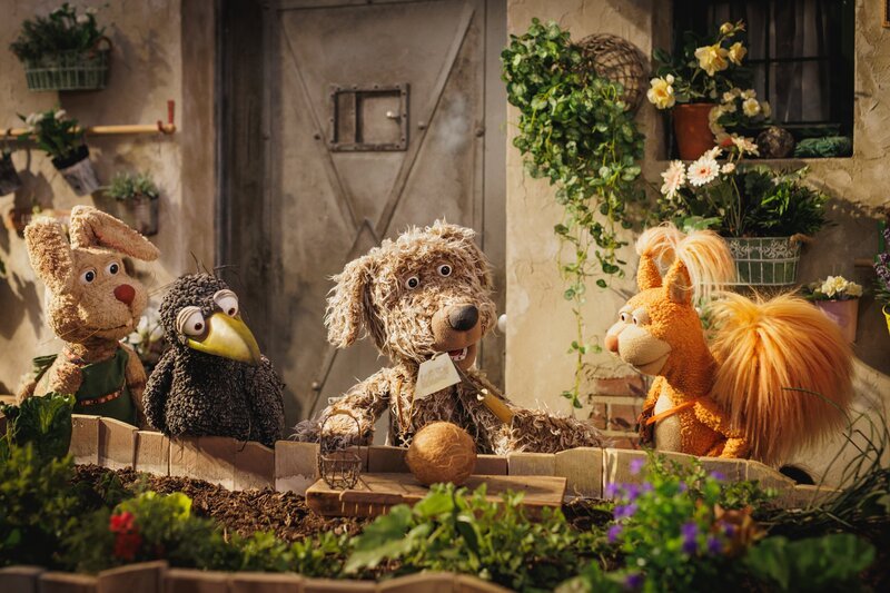 Otto (Franziska Rattay), Rudi (Lennart Morgenstern) und Ella (Anna Menzel) sind gespannt: Ob der starke Buffo (Ulli Voland) die Riesennuss endlich knacken kann? – Bild: ZDF/​Andrea Hansen