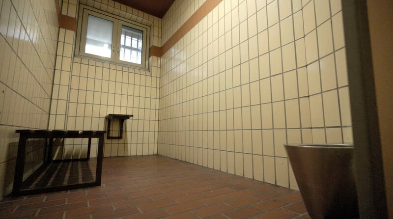 Zwischenstation für verurteilte Täter: der Gewahrsam des Landgerichts Köln. – Bild: WDR/​Filim Milim Produktion