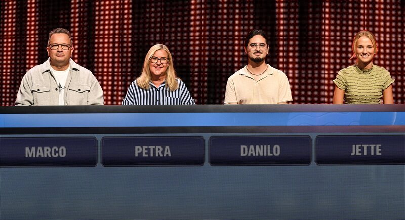 Die Kandidat:innen (v.l.n.r.): Marco Baase, Petra Gewald, Danilo Caniglia und Jette Andrews. – Bild: ARD/​ITV-Studios/​Uwe Ernst
