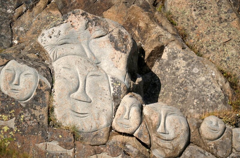 Die grönländische Künstlerin Aka Høegh lässt sich bei ihren Felsschnitzereien, Gemälden und Skulpturen von den Mythen und Legenden der Inuit inspirieren. – Bild: Elephant Doc