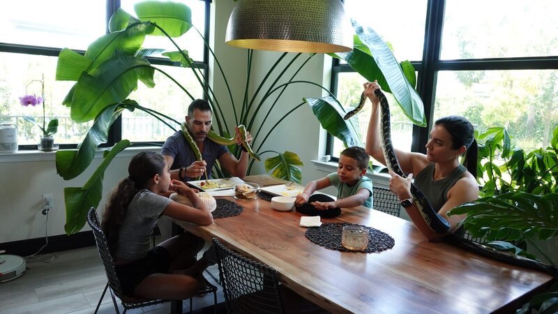 Socratis, wife, kids, and snakes sitting at dinner table – Bild: TLC (DEUT)