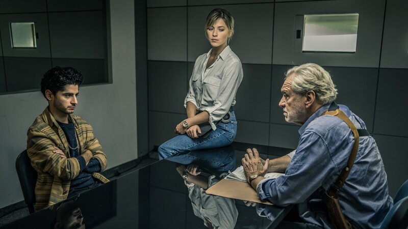 Arthur Bauer (Gerd Silberbauer, r.) und Resi Schwaiger (Mersiha Husagic, M.) vernehmen Zarif Khalaf (Rauand Taleb, l.). – Bild: ZDF
