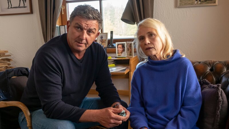 Dr. Martin Gruber (Hans Sigl) gerät in einen Familienkonflikt: Helen Aichinger (Alexandra von Schwerin) ist überraschender Weise wieder bei ihrer Familie aufgetaucht. – Bild: ZDF