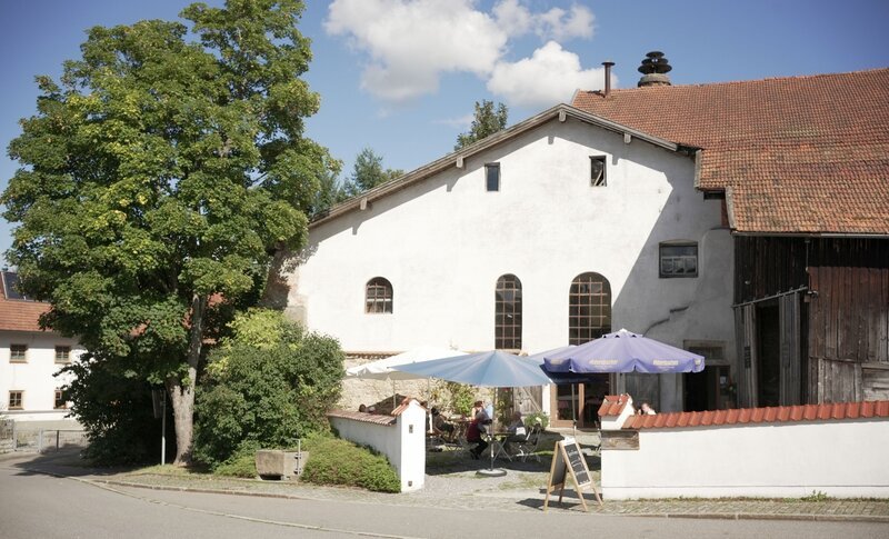 Die ehemalige Schlossbrauerei Gossersdorf ist seit 2019 das Wirtshaus „Bräuhaus Gossersdorf“. – Bild: Rafael Loerwald /​ BR