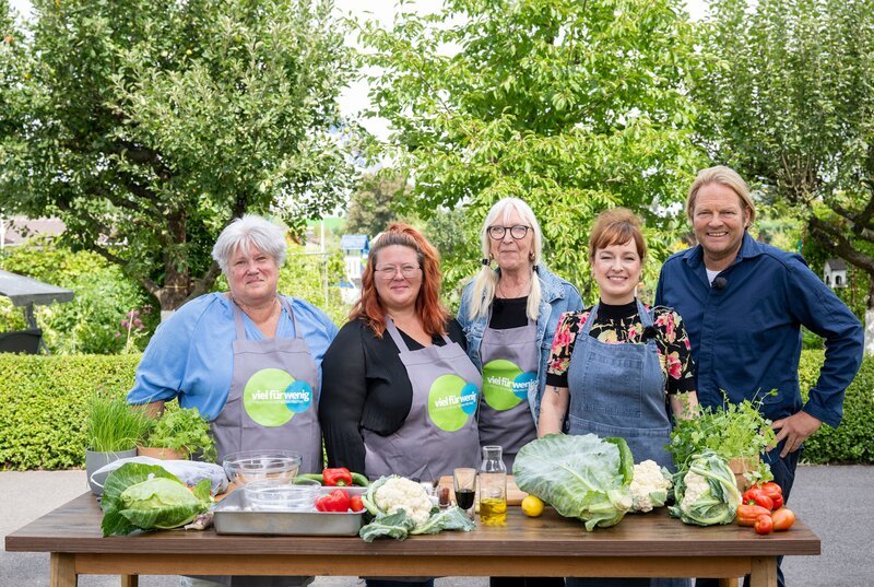 Björn Freitag und Julia Floß (2. v. r.) zeigen den Mitgliedern des Kleingartenvereins „Grenzgarten“ aus Gelsenkirchen, was sie mit ihrem selbst angebauten Gemüse kochen können. – Bild: WDR/​solis TV/​Melanie Grande