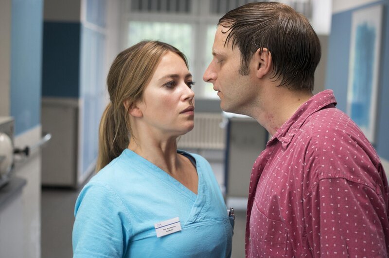 In der verbarrikadierten Krankenstation spitzt sich die Lage zu, als der Serienvergewaltiger Kaminski (Stephan Möller-Titel) Schwester Anke (Laura Osswald) bedrängt&nbsp;… – Bild: RTL